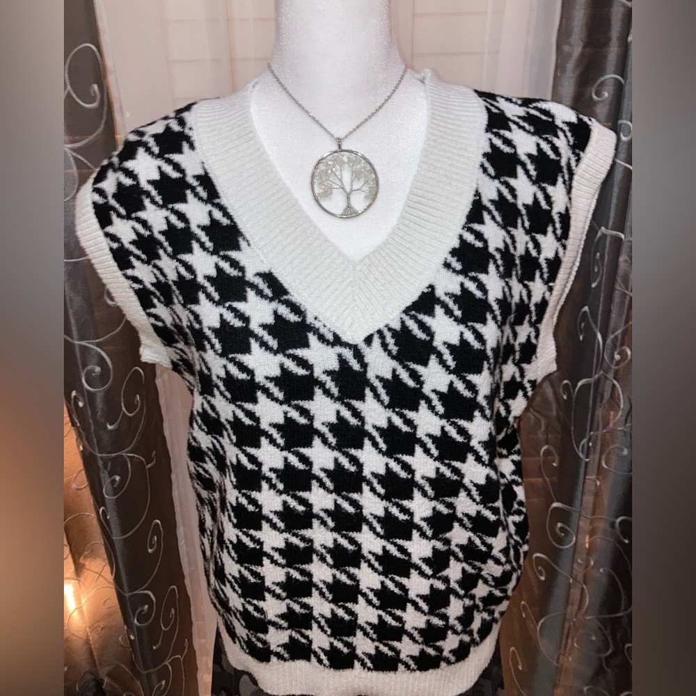 Pink Rose houndstooth knit sweater vest black and White  Pattern GUC unisex Sm